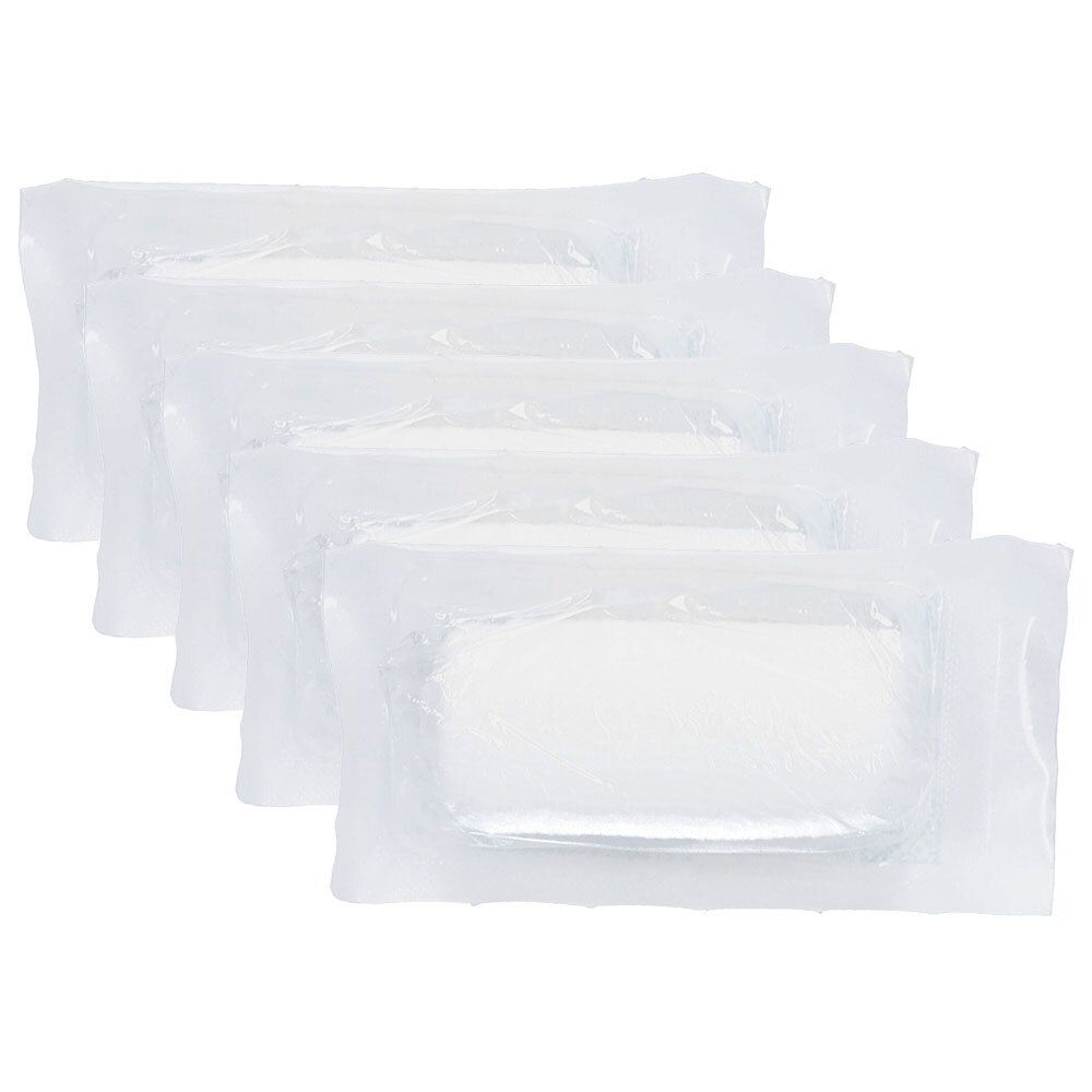 Mehrere sterile Verbandpäckchen in transparenten Folien verpackt. Rechteckige Form, weißes Material sichtbar.