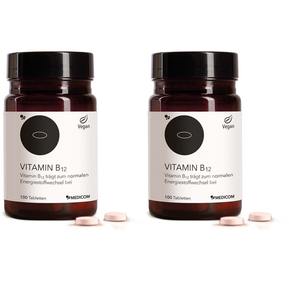 Zwei braune Glasflaschen mit schwarzen Deckeln. Auf den Etiketten steht "Vitamin B12" und "100 Tabletten". Vegan-Siegel.