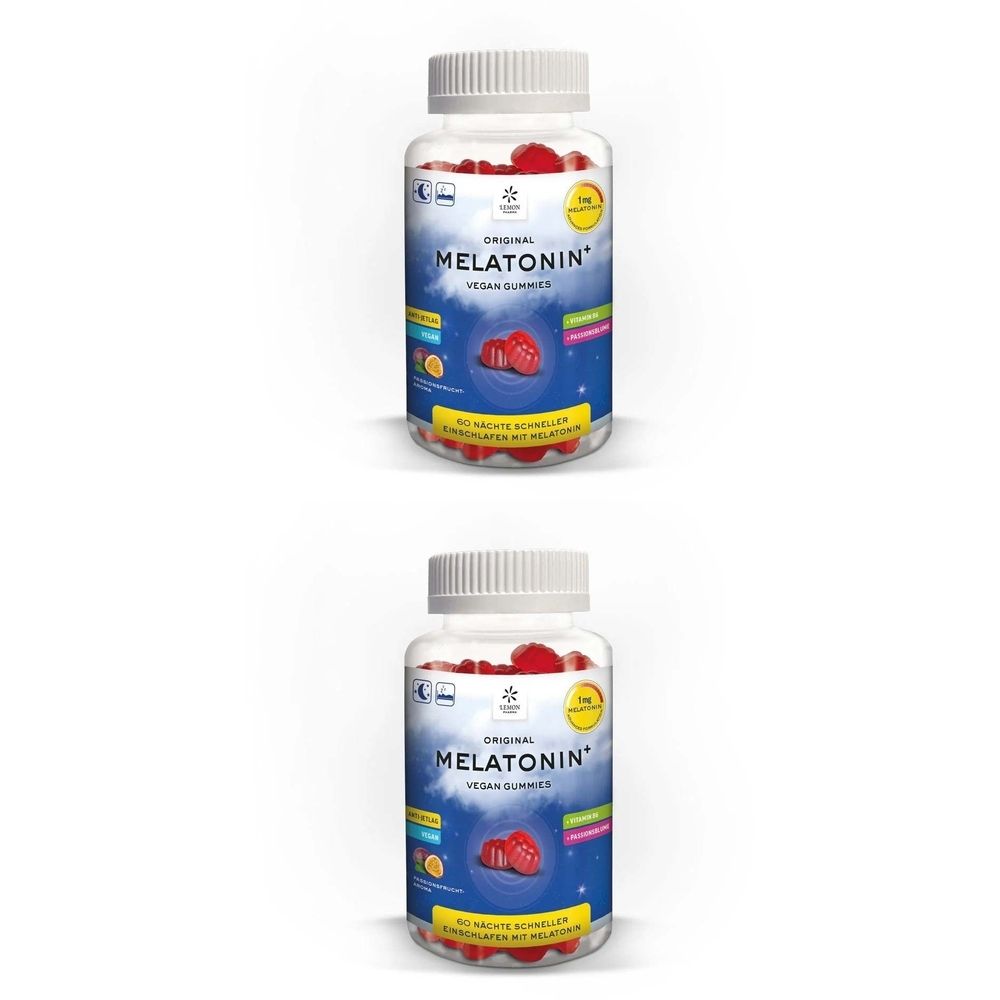 Zwei Flaschen mit Melatonin+ Vegan Gummies. Klare Flaschen mit weißen Deckeln. Rote Gummibärchen sichtbar. Blaue Etiketten mit Text.