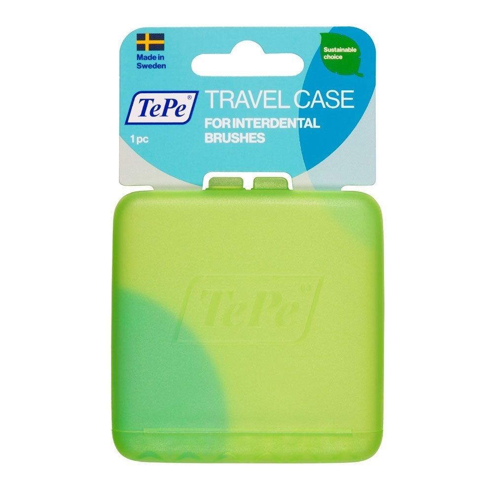 Grünes TePe Taschenetui für Interdentalbürsten. Rechteckige Form, durchscheinend. Aufhängelasche. Verpackung mit Produktinformationen.