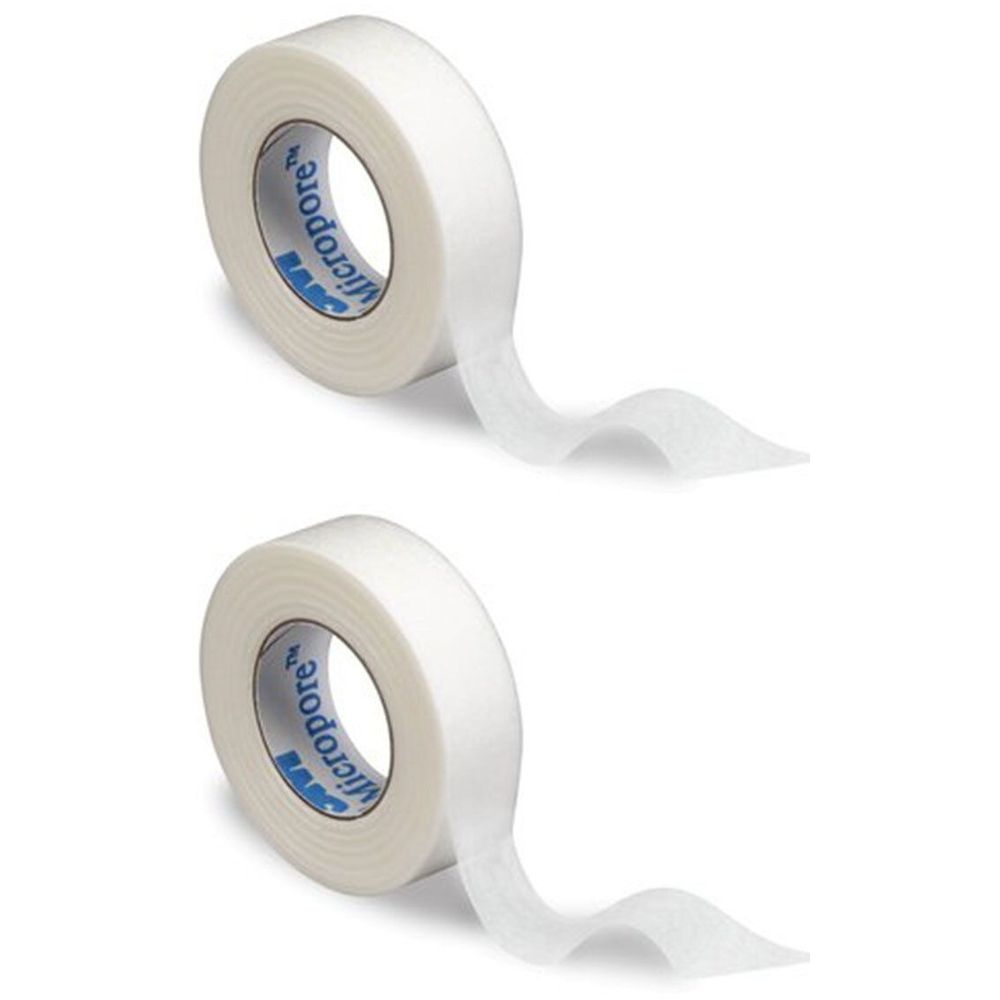 Zwei Rollen weißes Pflaster. Auf den Rollen ist der Markenname "Micropore" zu sehen. Das Pflaster ist teilweise abgerollt.