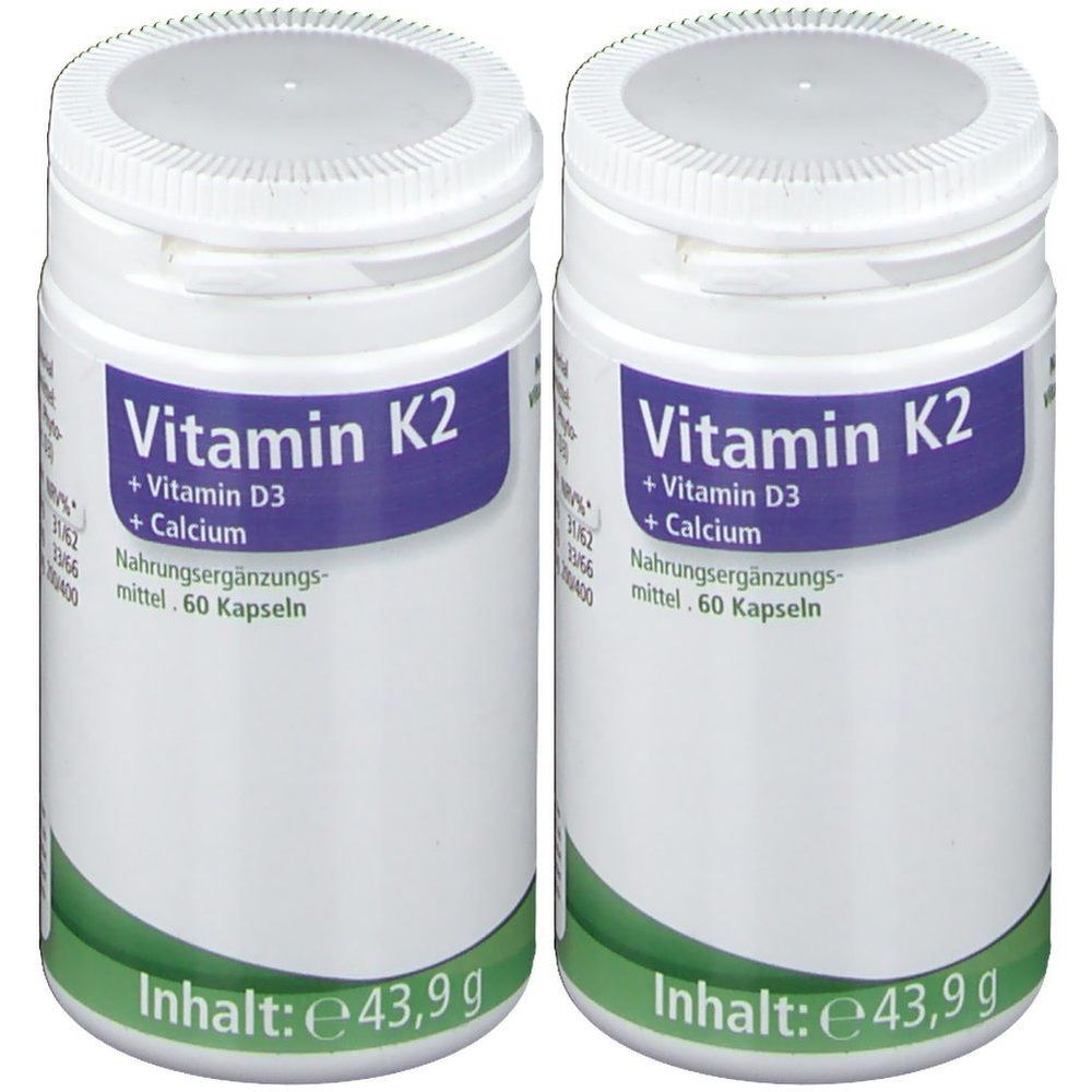 Zwei weiße Flaschen mit Schraubverschluss. Aufschrift: Vitamin K2 + Vitamin D3 + Calcium. Nahrungsergänzungsmittel. 60 Kapseln. Inhalt: 43,9 g.