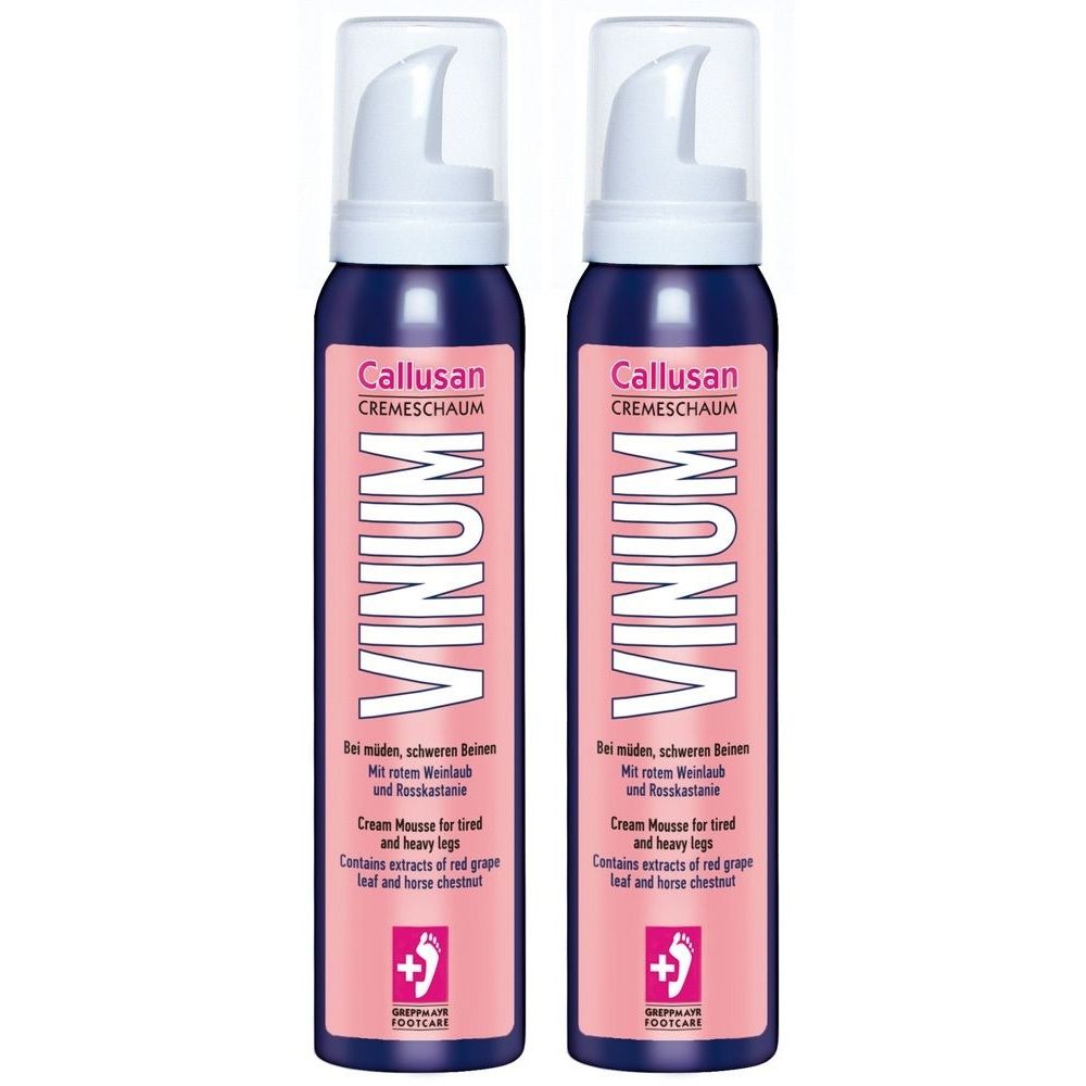 Zwei Flaschen Callusan VINUM Cremeschaum. Dunkelblaue Flaschen mit weißem Pumpspender und rosa Etikett. Text: VINUM, Callusan, Fußpflege.
