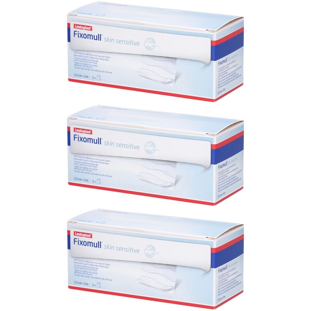 Drei Kartons Fixomull skin sensitive. Weiß, mit blauen und roten Akzenten. Aufschrift: 15 cm x 5 m.