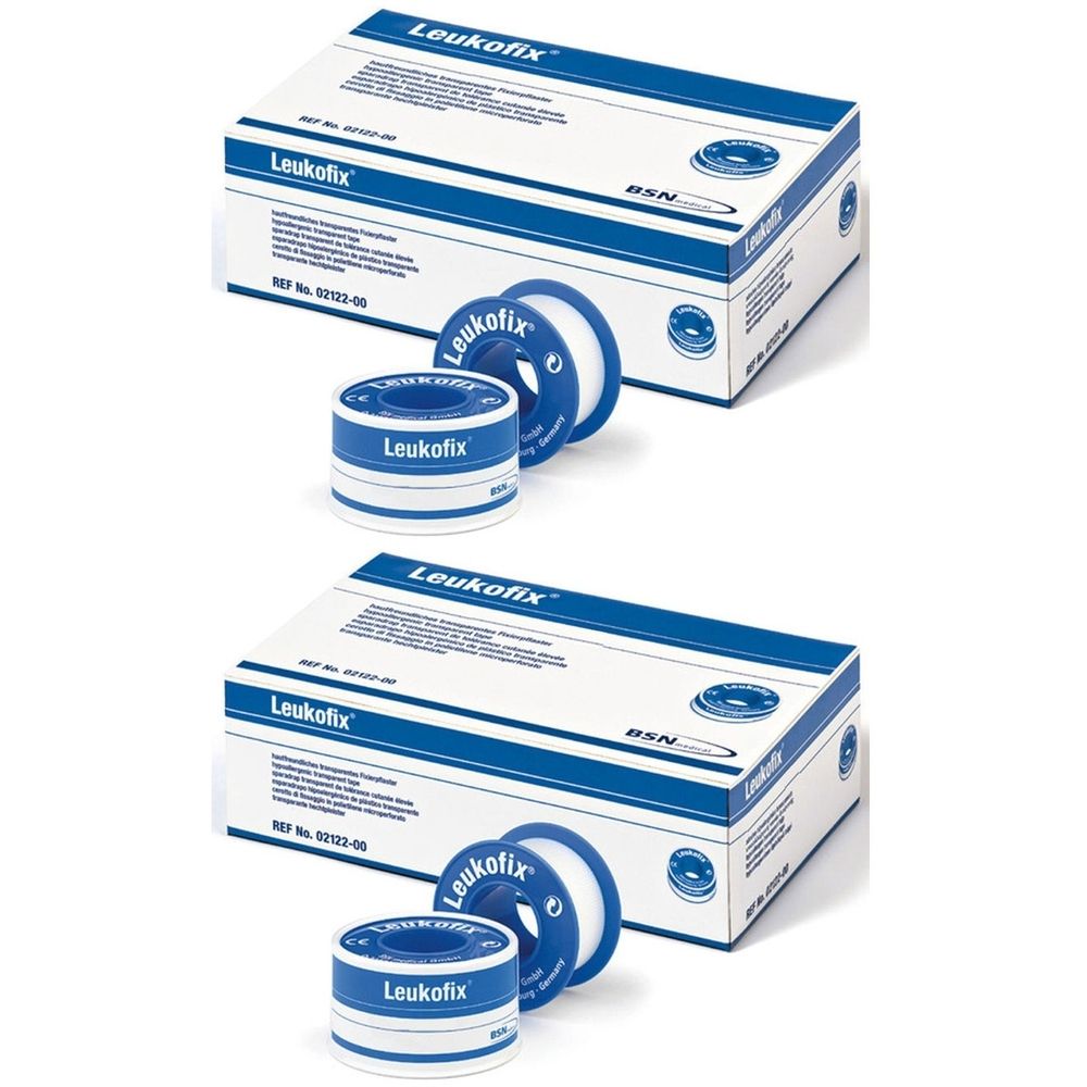 Zwei Packungen und Rollen Leukofix®. Weiße Rollen mit blauem Aufdruck. Kartons mit blau-weißer Aufschrift.