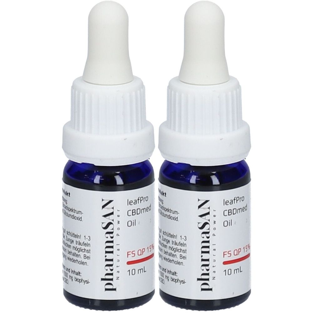 Zwei Flaschen leafPro CBDmed Oil. Blaue Glasflaschen mit weißem Verschluss und Pipette. Aufschrift: pharmaSAN, FS OP 15%, 10 ml.