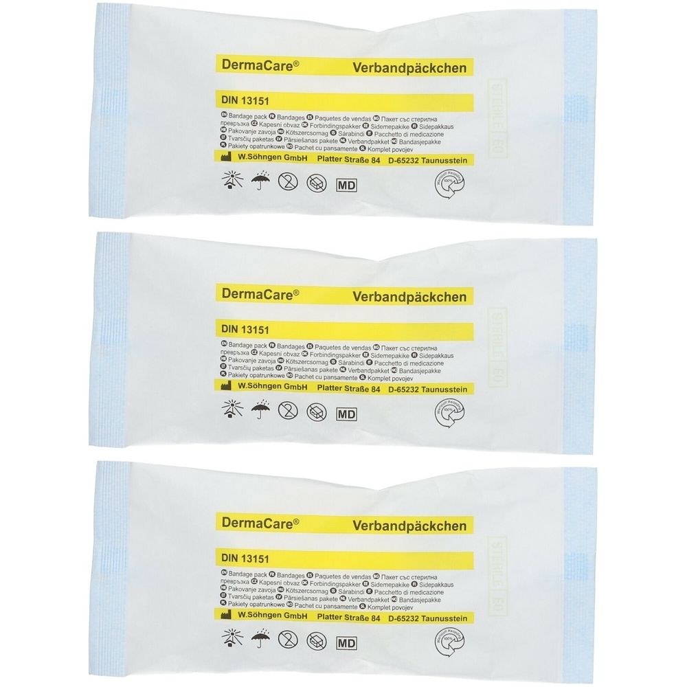 Drei Verbandpäckchen. Weiße Verpackung mit gelbem Streifen und Aufschrift: DermaCare Verbandpäckchen DIN 13151.