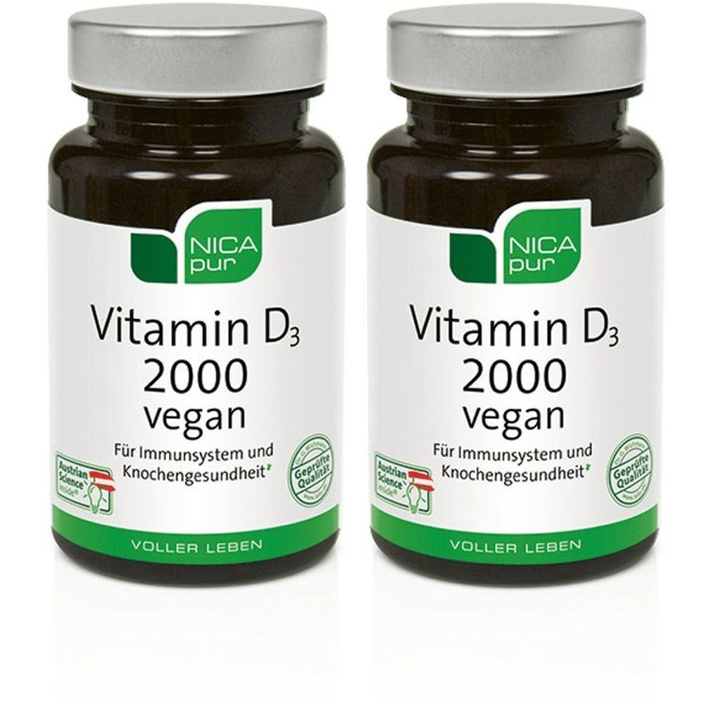 Zwei Flaschen mit Vitamin D3 2000 vegan Kapseln. Aufschrift: Nica pur, Vitamin D3 2000 vegan, Für Immunsystem und Knochengesundheit. Mit Zertifizierungen.