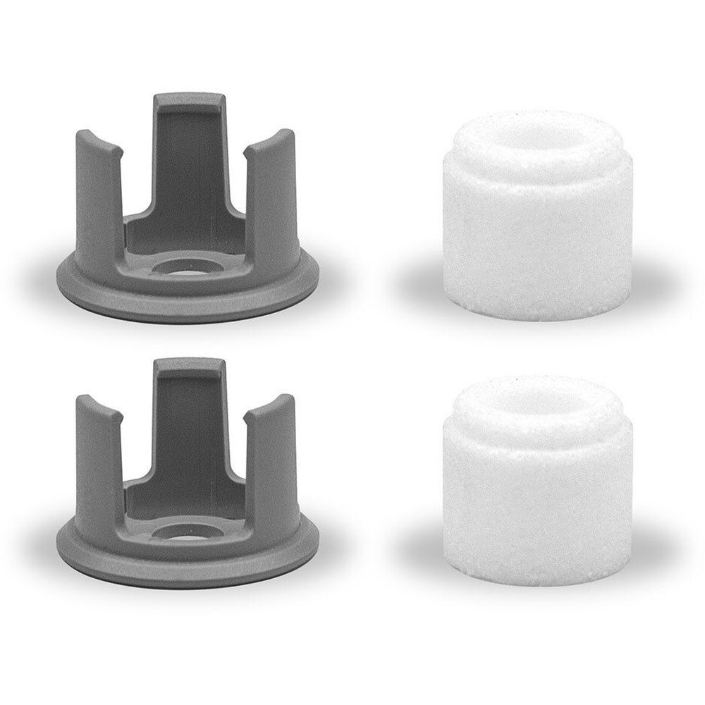 Zwei graue Filterhalter und zwei weiße Filter. Die Filterhalter haben eine runde Basis und drei aufrechte Stützen. Die Filter sind zylindrisch.