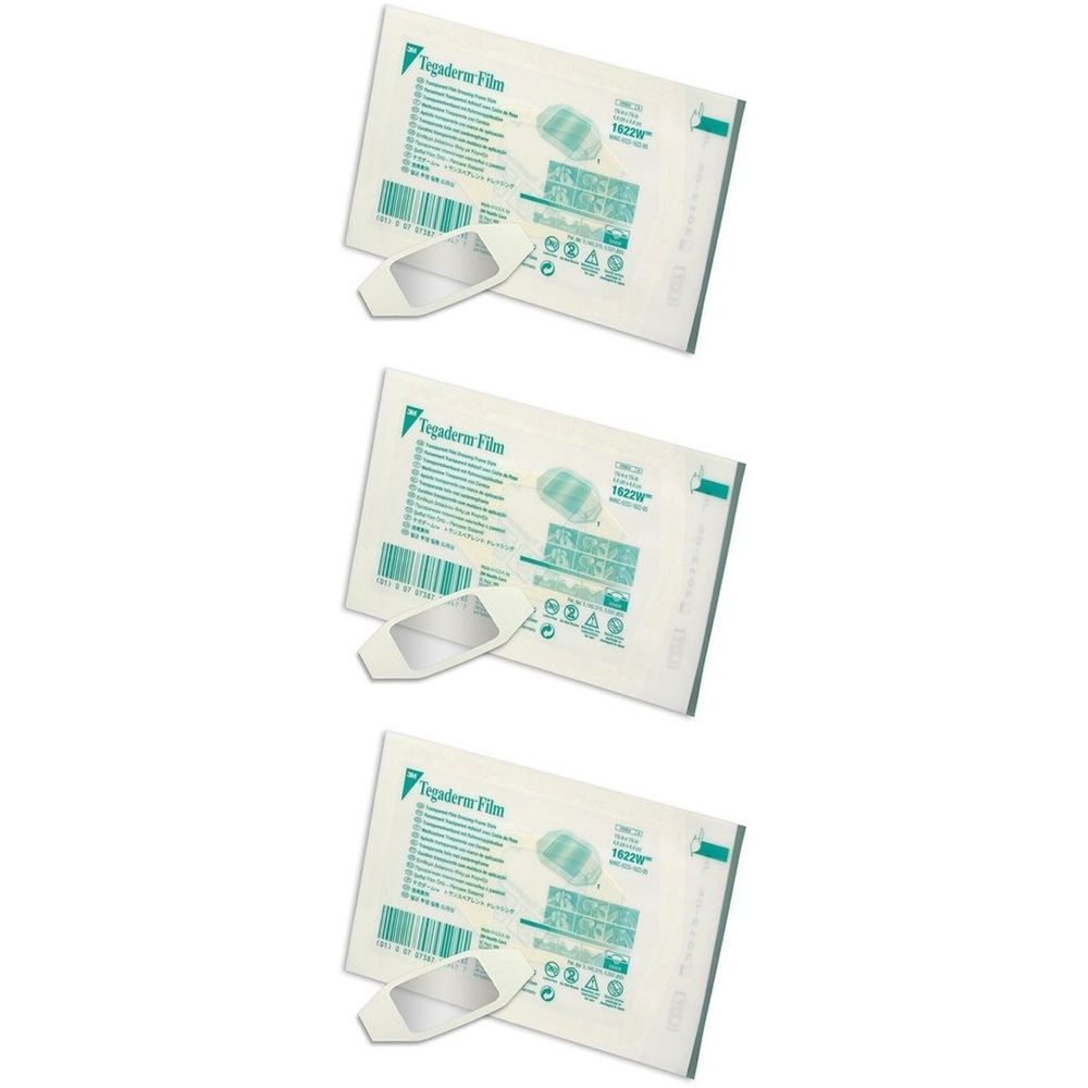 Drei Packungen Tegaderm Film. Jede Packung enthält einen transparenten Verband und einen Applikator. Aufdrucke mit Produktinformationen.