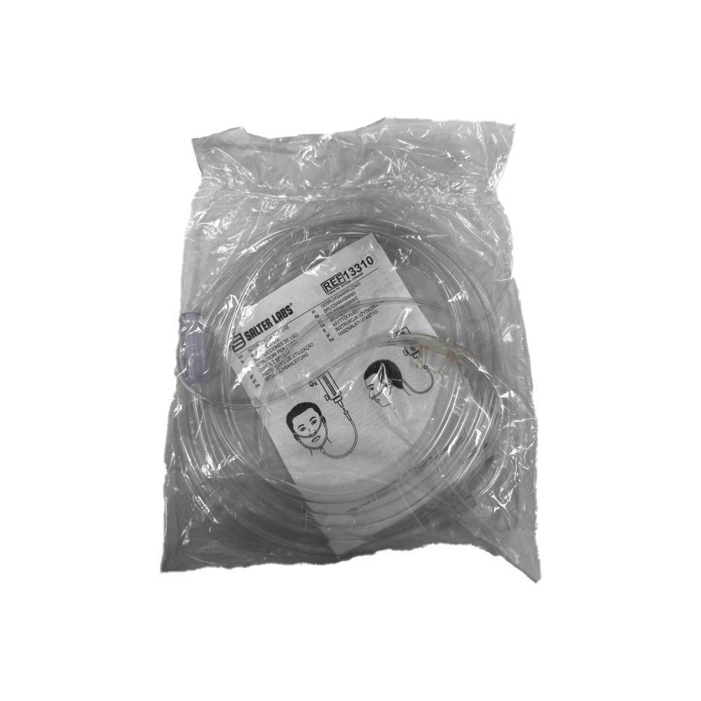 Sauerstoffbrille in Plastikverpackung. Enthält Schlauch und Anleitung. Auf der Anleitung ist die Marke Salter Labs zu sehen.