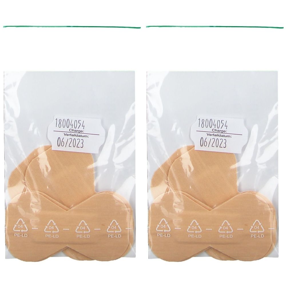 Zwei transparente Beutel mit Fingerkuppenverbänden. Jeder Beutel enthält mehrere beige Verbände. Aufkleber mit Chargennummer und Verfallsdatum.