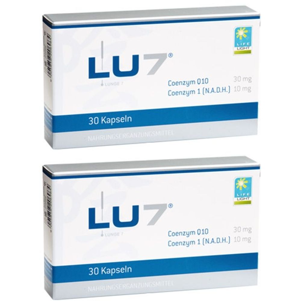 Zwei weiße Schachteln mit blauen Akzenten. Aufschrift: LU7, 30 Kapseln, Coenzym Q10, Coenzym 1. Logo Life Light.