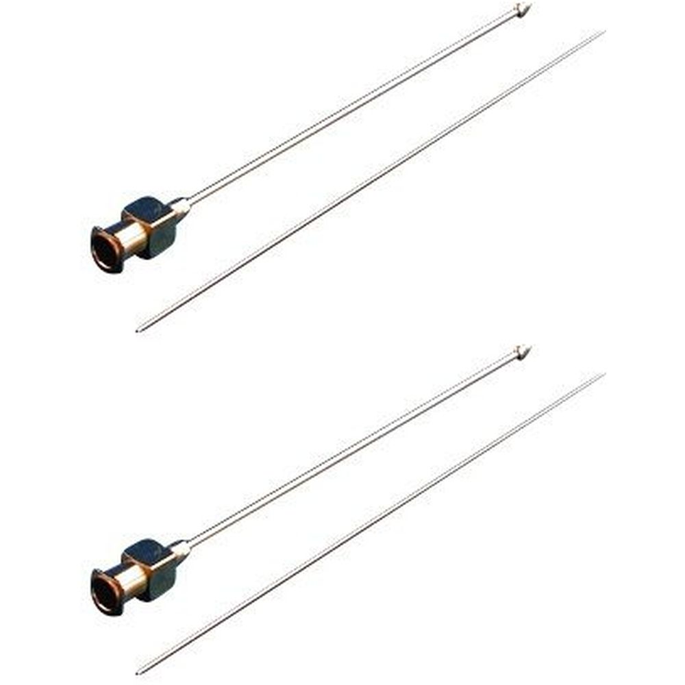 Zwei Knopfkanülen, gerade, mit Metallschaft und -spitze. Schwarzer Ansatz mit brauner Öffnung. Auf weißem Hintergrund.