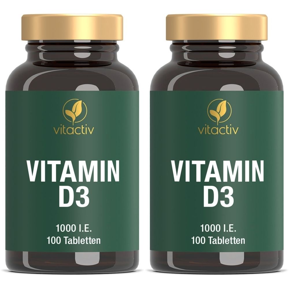 Zwei Flaschen Vitactiv Vitamin D3 Tabletten. Dunkle Glasflaschen mit goldenen Deckeln und grünen Etiketten. Aufschrift: Vitamin D3.