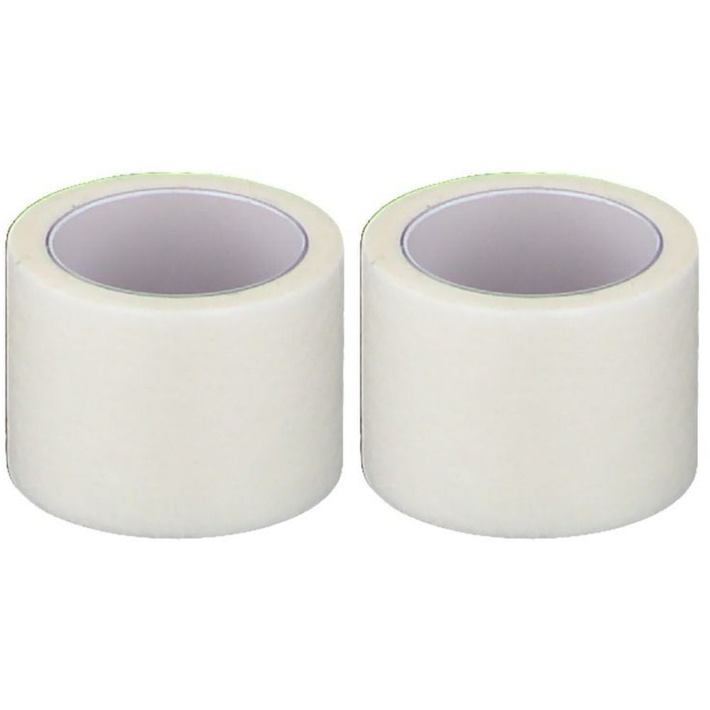 Zwei Rollen weißes Heftpflaster. Zylindrische Form mit hellem Kern. Auf weißem Hintergrund.