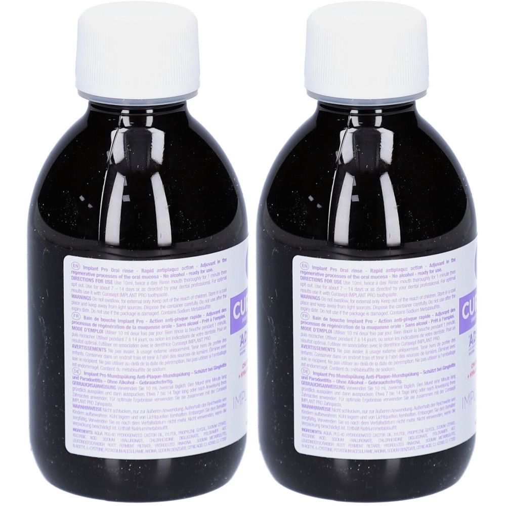 Zwei Flaschen mit dunkler Flüssigkeit und weißen Verschlüssen. Etiketten mit Text. Aufschrift: Curasept ADS.