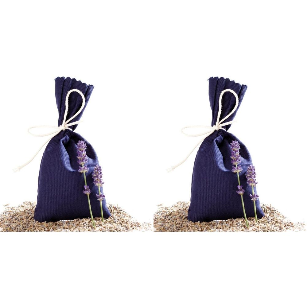 Zwei blaue Säckchen mit weißer Kordel, gefüllt mit Lavendelblüten. Auf Lavendelblüten platziert. Jedes Säckchen hat einen Lavendelzweig.