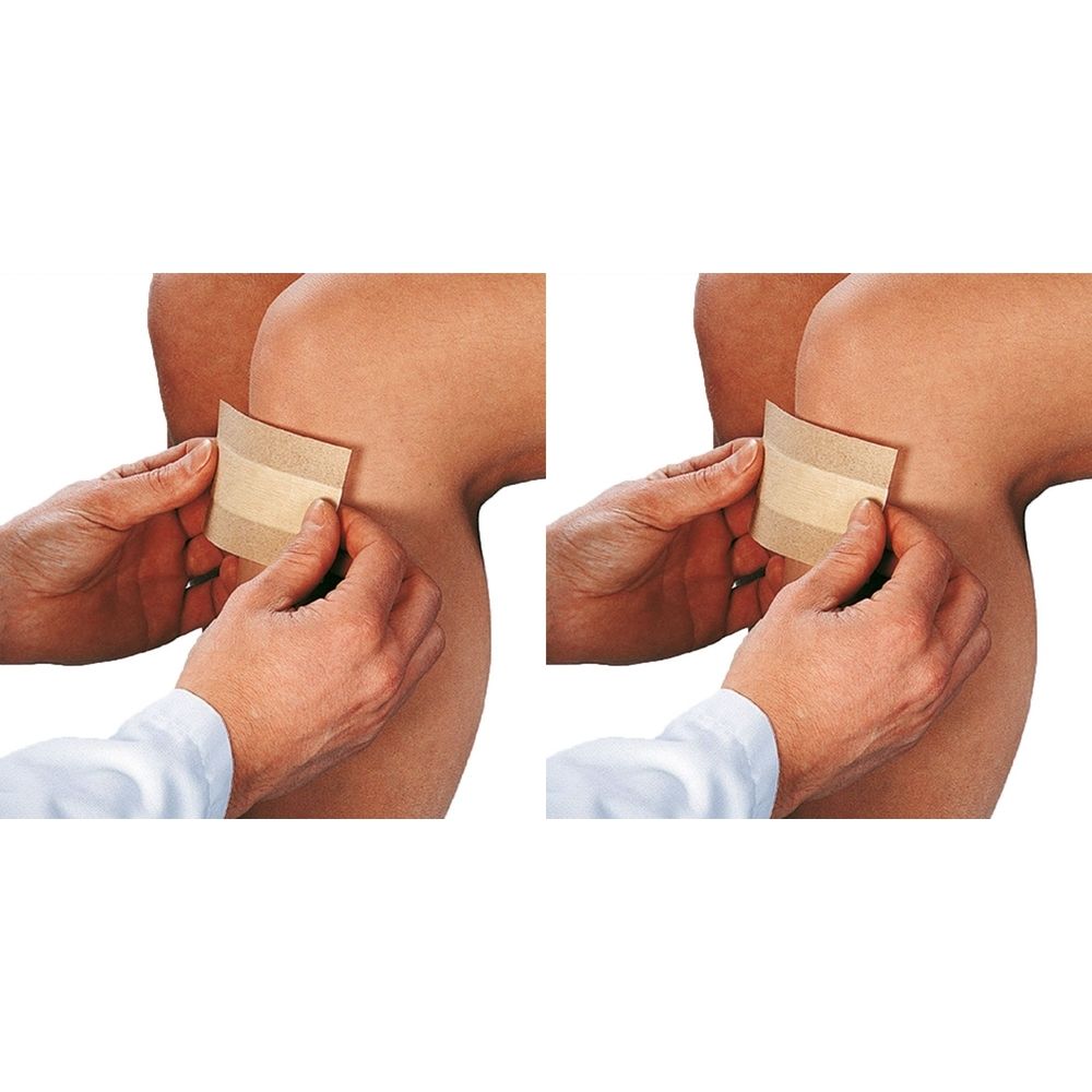 Person hält einen Wundschnellverband auf einem Bein. Der Verband ist rechteckig und beige. Hände und Bein sind sichtbar.