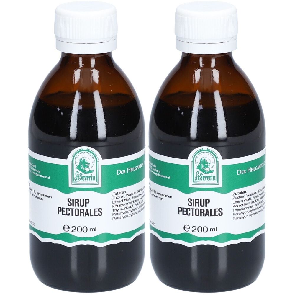 Zwei Flaschen Sirup Pectorales. Braune Glasflaschen mit weißem Deckel und grün-weißem Etikett. Aufschrift: Sirup Pectorales, 200 ml.