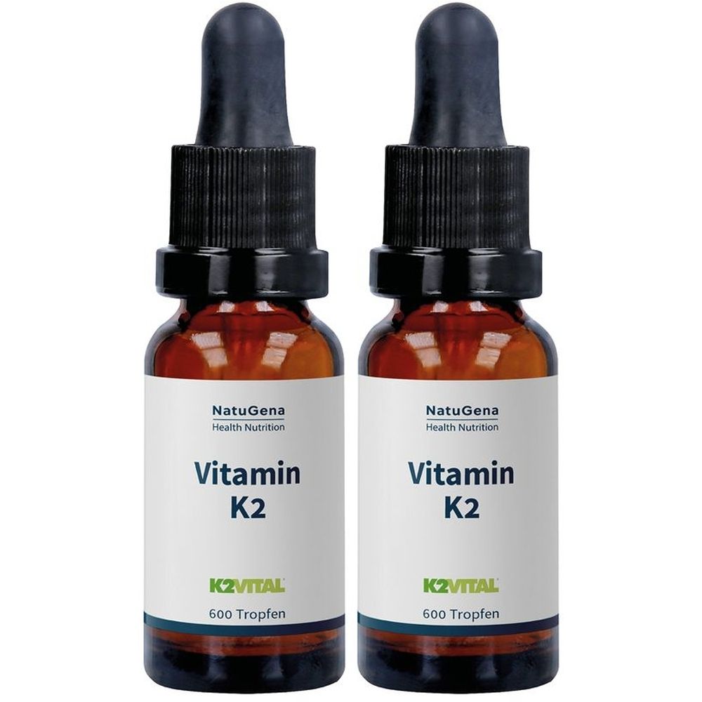 Zwei braune Glasflaschen mit schwarzen Tropfaufsätzen. Auf den Etiketten steht "NatuGena Vitamin K2" und "K2VITAL 600 Tropfen".
