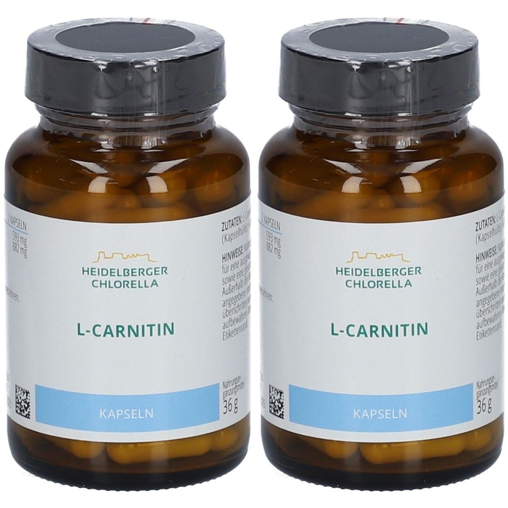 Zwei braune Glasflaschen mit schwarzen Deckeln. Auf den Etiketten steht: Heidelberger Chlorella L-Carnitin, Kapseln.