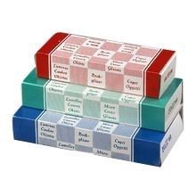 Drei gestapelte Schachteln mit karierten Mustern und Text. Rote, grüne und blaue Akzente. Beschriftung: Deckgläser.