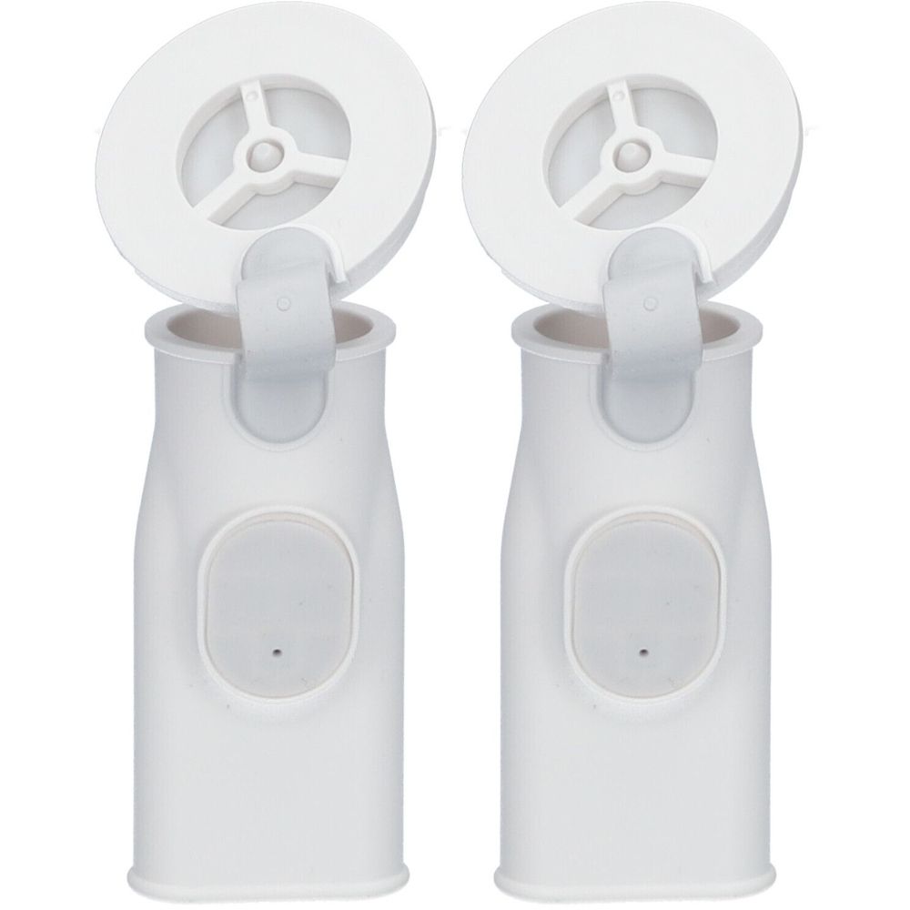 Zwei weiße Mundstücke mit Deckel. Jedes hat einen runden Deckel mit einem Ventil und einen ovalen Knopf.