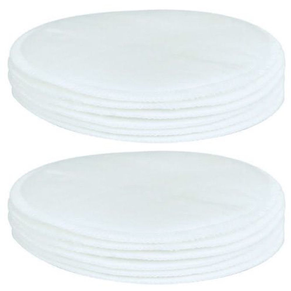 Mehrere weiße, runde Stilleinlagen aus Stoff, gestapelt. Die Ränder sind leicht abgenäht.