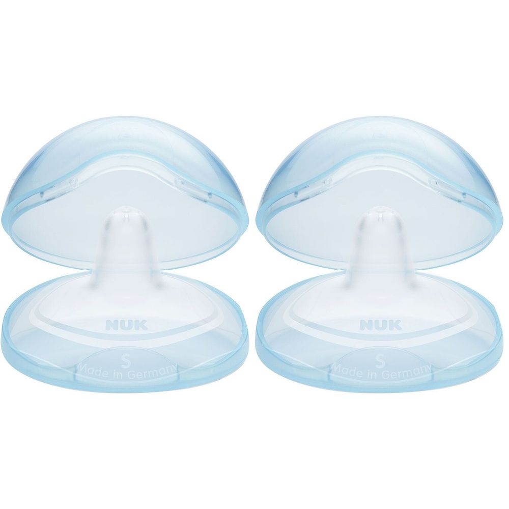 Zwei transparente Brusthütchen mit blauen Deckeln. Auf der Unterseite steht "NUK" und "S". Hergestellt in Deutschland.