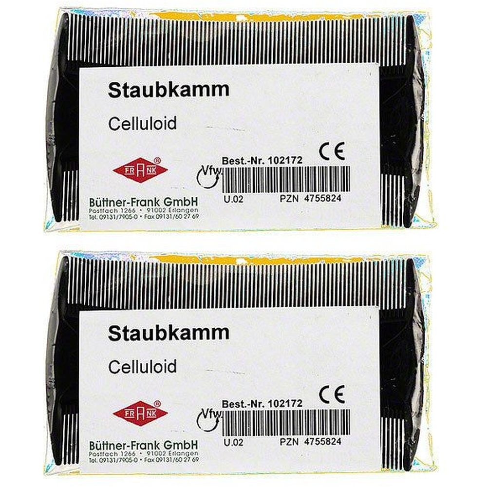 Zwei Staubkämme aus Celluloid in Verpackung. Aufschrift: Staubkamm, Celluloid, Best.-Nr. 102172, CE-Zeichen. Marke: Büttner-Frank GmbH.