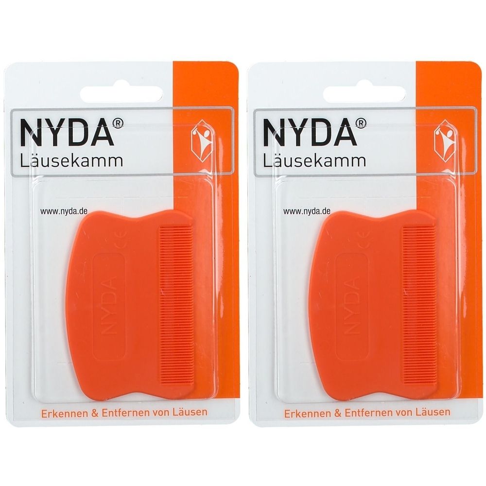 Zwei verblisterte Läusekämme. Orangefarbener Kamm mit feinen Zinken, verpackt in Blisterverpackung mit Produktnamen und Logo.