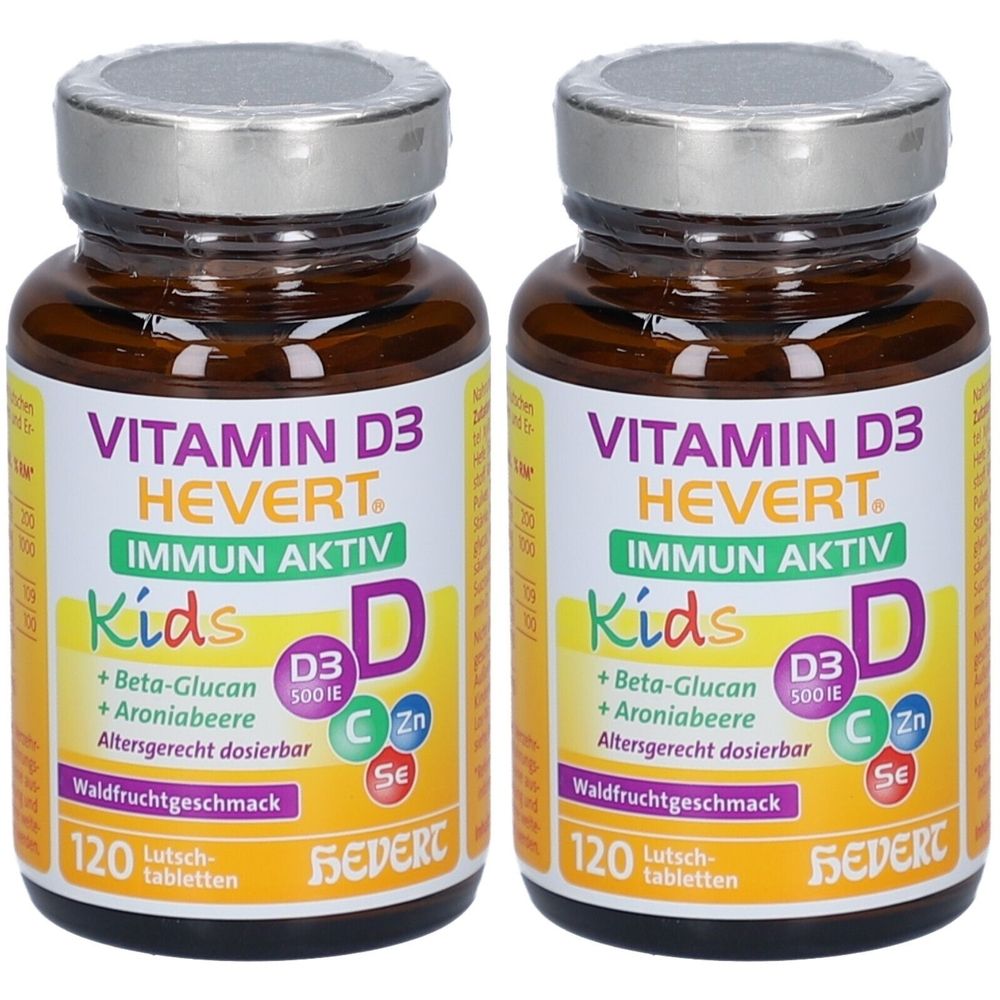 Zwei Flaschen Vitamin D3 Hevert Immun Aktiv Kids. Braune Glasflaschen mit silbernem Deckel und gelbem Etikett. Aufschrift: Vitamin D3, Immun Aktiv.