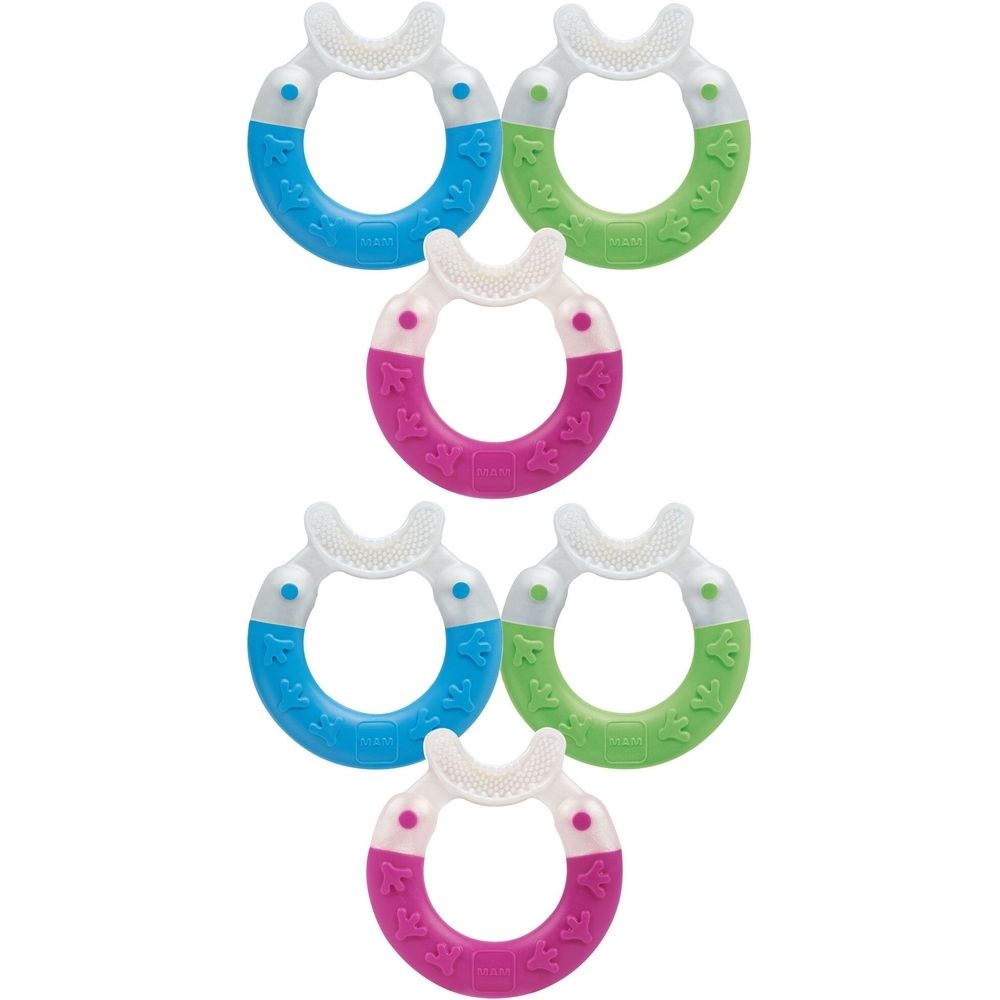 Mehrere runde Beißringe in Blau, Grün und Pink. Sie haben einen weißen, bogenförmigen Teil mit Borsten. Das Logo MAM ist sichtbar.