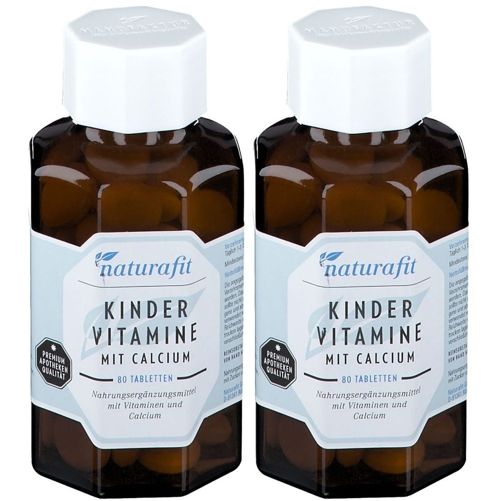 Zwei Flaschen naturafit Kindervitamine mit Calcium. Braune Glasflaschen mit weißen Deckeln. Aufschrift: Kinder Vitamine mit Calcium.