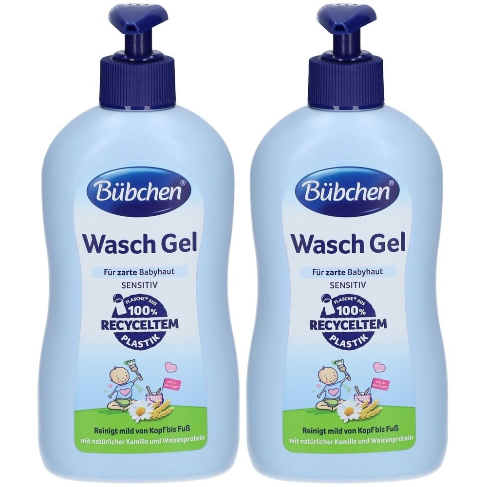 Zwei hellblaue Flaschen Bübchen Wasch Gel mit blauen Pumpköpfen. Aufschrift: Wasch Gel, Für zarte Babyhaut, Sensitiv, 100% recyceltem Plastik.