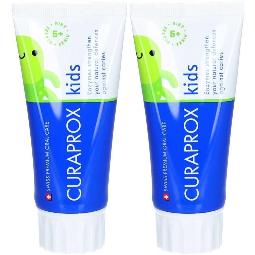 Zwei Tuben Kinderzahnpasta. Blaue Tuben mit weißem Deckel. Aufschrift: CURAPROX kids, Enzymen stärken die natürlichen Abwehrkräfte gegen Karies.