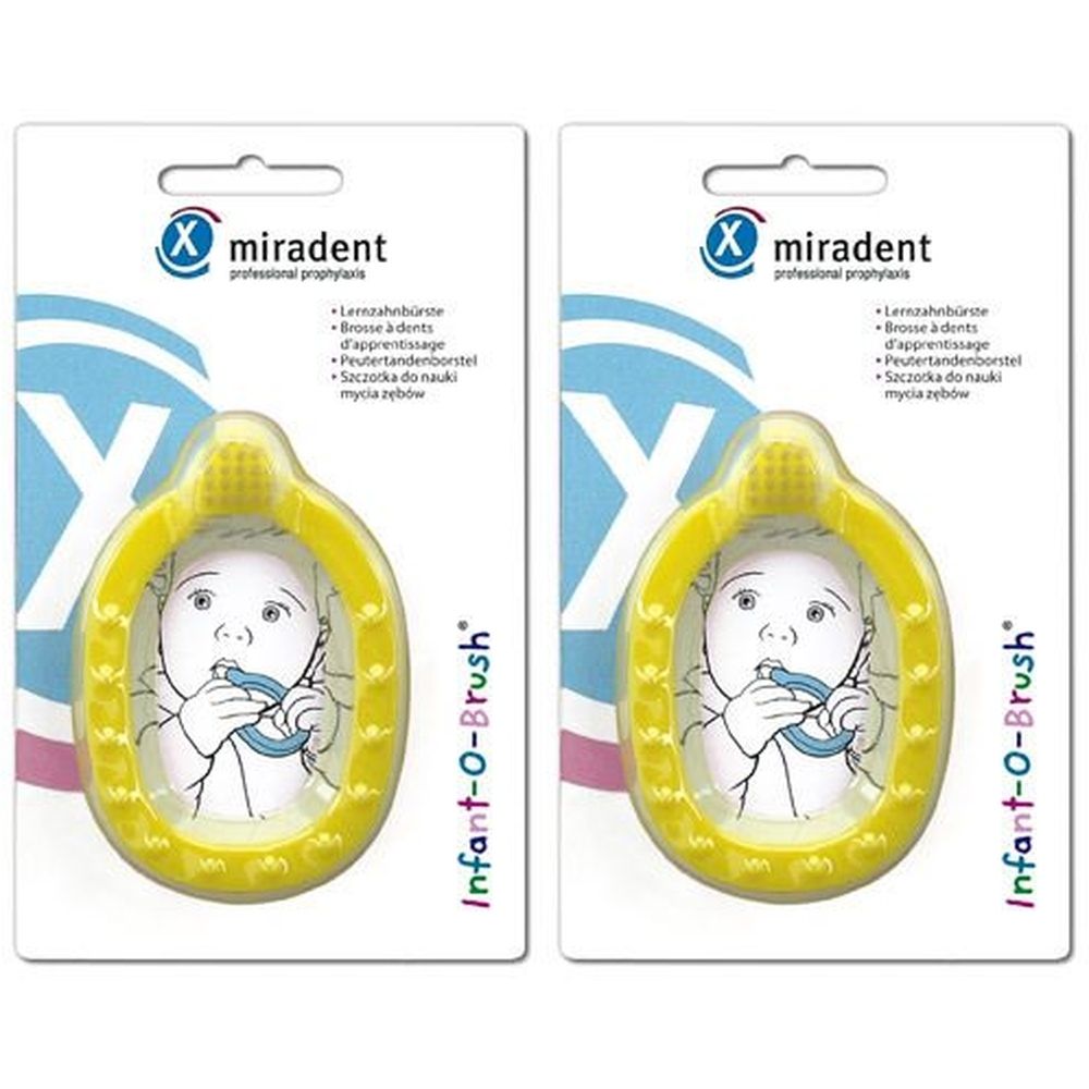 Zwei gelbe Lernzahnbürsten auf Verpackung. Marke: miradent, Modell: Infant-O-Brush. Abbildung eines Babys mit Bürste.