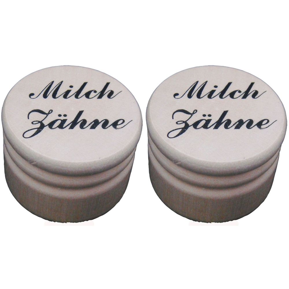 Zwei runde Holzbehälter mit Deckel. Auf den Deckeln steht "Milch Zähne" in schwarzer Schrift. Holzfarben.