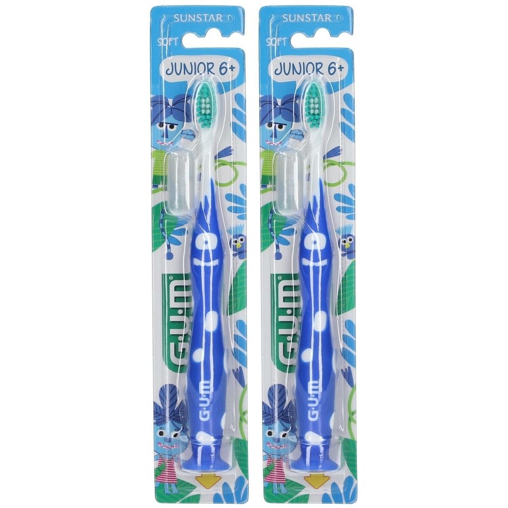 Zwei blaue GUM Junior Zahnbürsten in Verpackung. Grüne Borsten, weißer Griff mit Punkten und GUM-Logo. Altersempfehlung 6+.