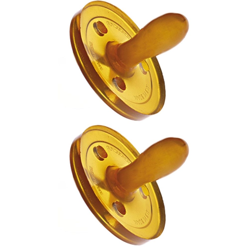 Zwei ovale Schnuller aus bernsteinfarbenem Gummi. Jeder hat eine runde Basis mit drei Löchern und einen länglichen Sauger.