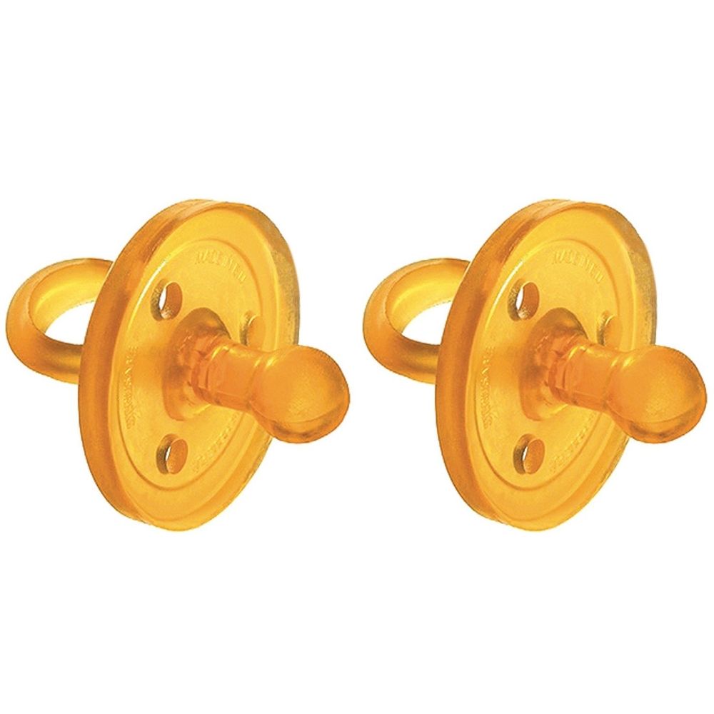 Zwei bernsteinfarbene Schnuller. Runde Scheibe mit Löchern und Sauger. Ringförmiger Griff. Naturform.