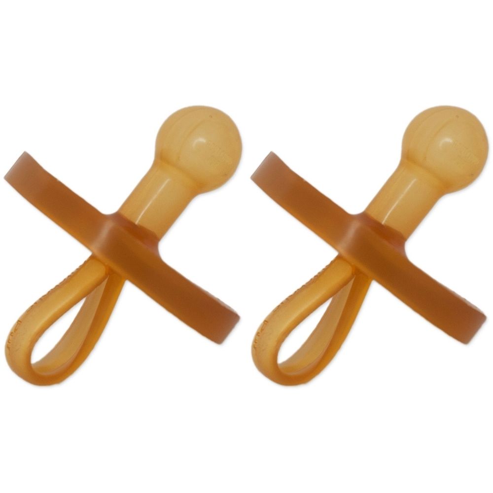 Zwei bernsteinfarbene Schnuller. Jeder hat einen runden Sauger, einen Schild und eine Schlaufe.