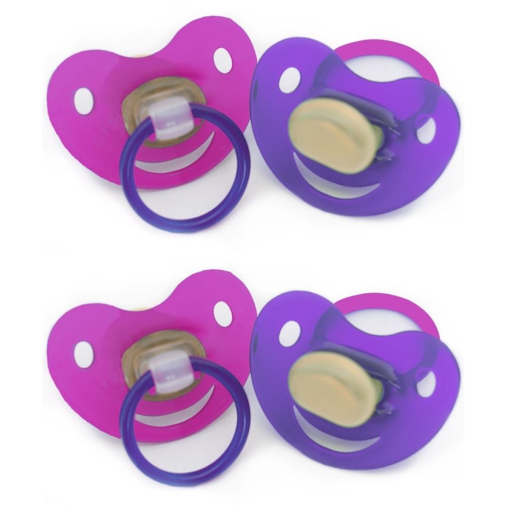 Vier Schnuller in Kirschform. Zwei pinkfarbene und zwei violette mit blauen Ringen. Latex-Sauger.