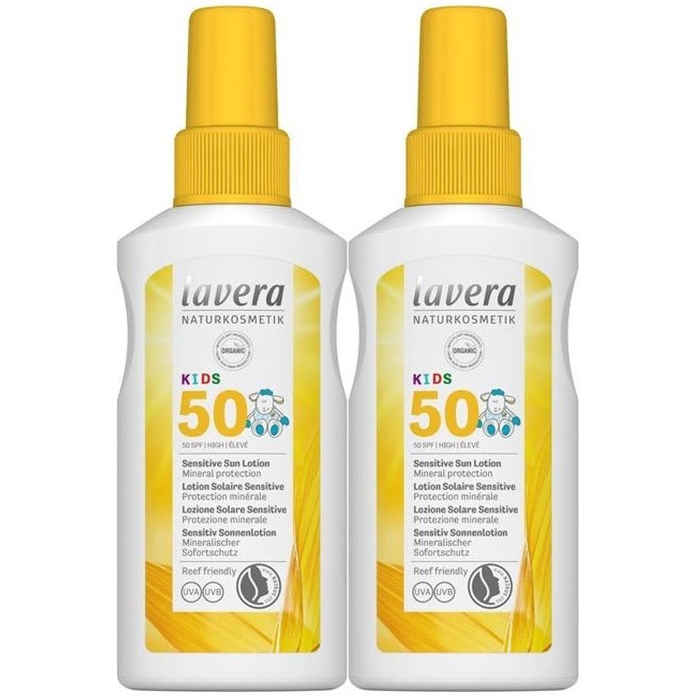 Zwei weiße Flaschen Lavera Sonnenlotion Sensitiv KIDS LSF 50 mit gelben Sprühköpfen. Aufschrift: KIDS 50, Sensitive Sun Lotion.