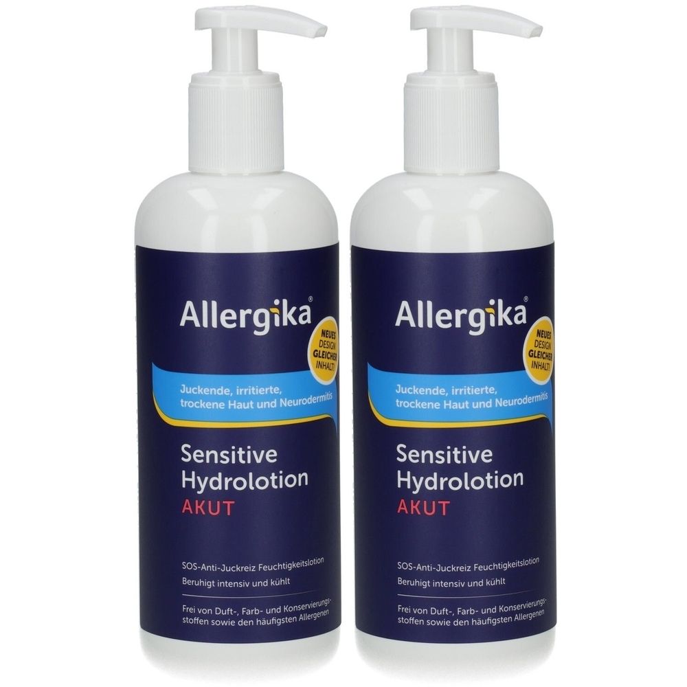 Zwei weiße Flaschen mit Pumpaufsatz. Blaue Etiketten mit Schriftzug Allergika Sensitive Hydrolotion AKUT.