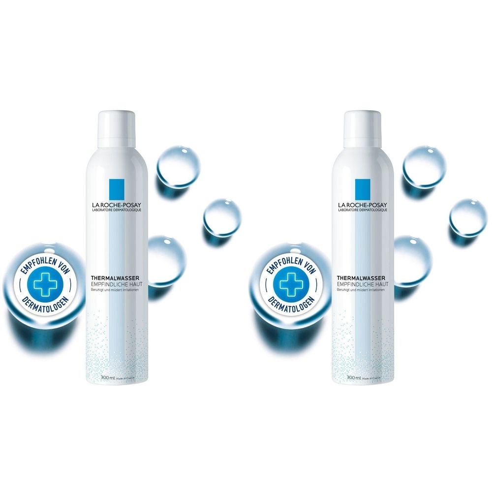Zwei weiße Sprühflaschen mit blauem Logo und Text. Aufschrift: THERMALWASSER. Empfohlen von Dermatologen. Wasserblasen umgeben die Flaschen.