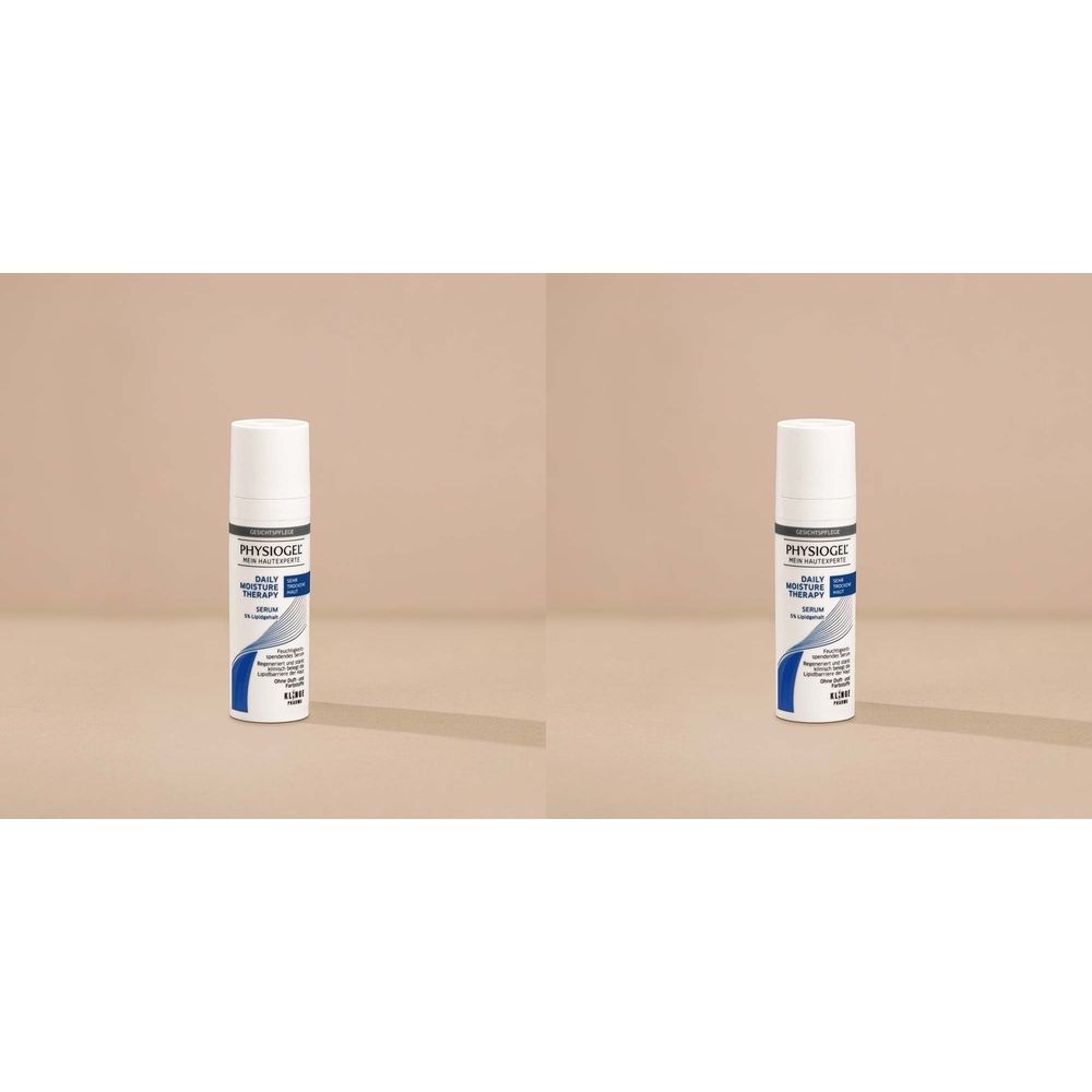 Zwei weiße Flaschen mit blau-weißen Etiketten. Aufschrift: PHYSIOGEL Daily Moisture Therapy Serum. Mit weißem Deckel.