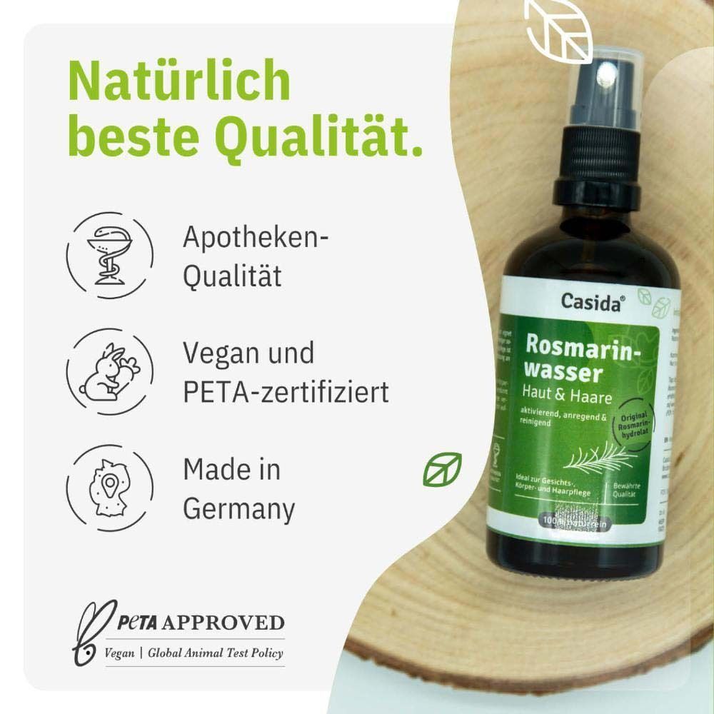 Casida Rosmarinwasser Flasche auf Holzscheibe, mit Siegeln für Qualität und Herkunft.