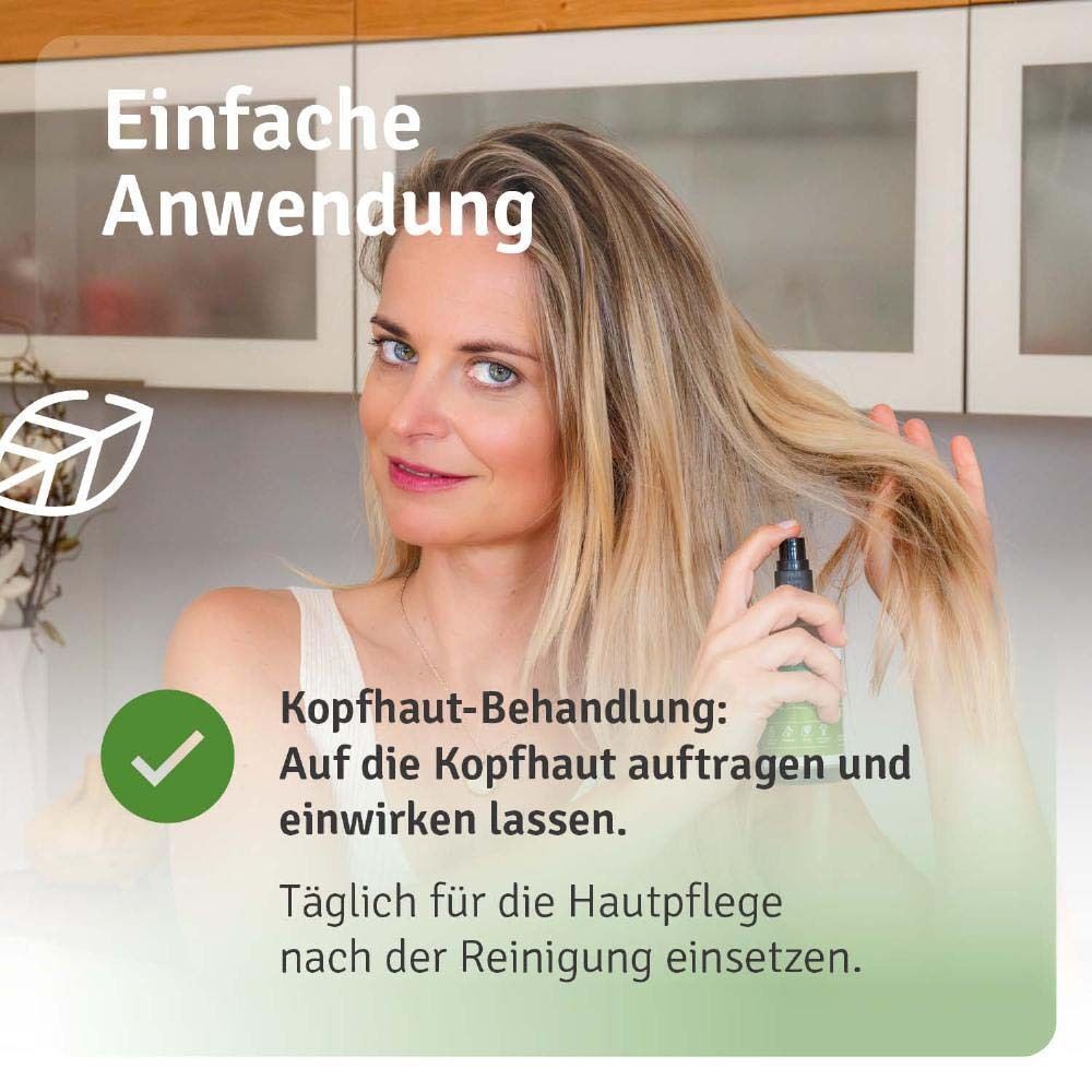 Frau wendet Casida Rosmarinwasser auf ihr Haar an, mit Anwendungshinweisen.